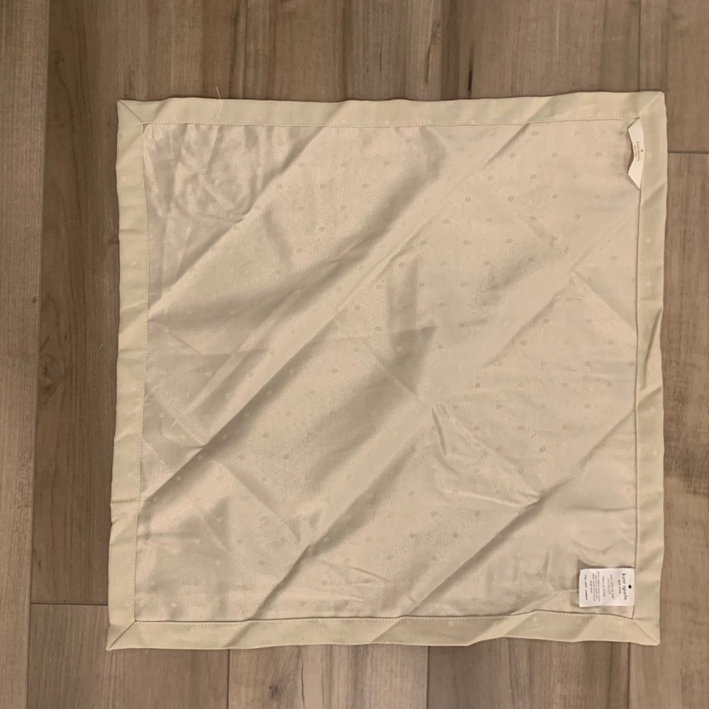 Kate Spade New York  Silver/Grey "Larabee Dot" Tablecloth 58"x99" and 6 Napkins - Picture 10 of 15